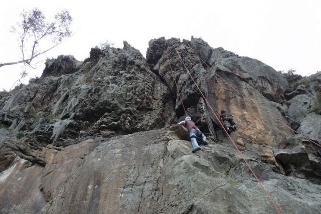 dos amigos escalando en granada.jpg